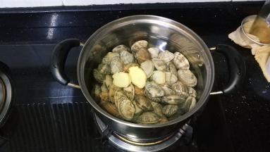 锅里热水放入姜片花甲焯水