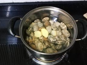 锅里热水放入姜片花甲焯水