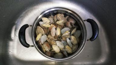 焯水后的花甲再冲洗干净