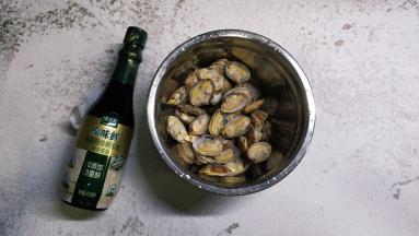 剥去一边壳，只留有肉的一边