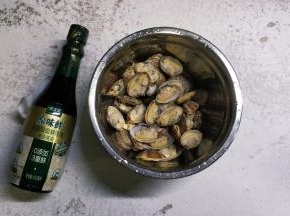 剥去一边壳，只留有肉的一边