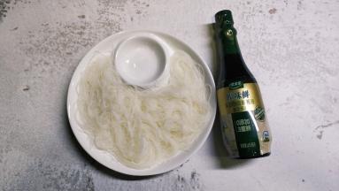 浸泡好的粉丝铺在盘子上