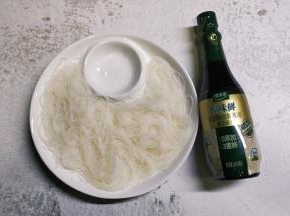 浸泡好的粉丝铺在盘子上
