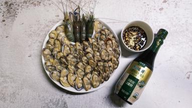 放上罗氏虾，蒜放入蚝油、太太乐原味鲜酱油、糖混合均匀