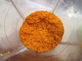 咸蛋黄喷白酒烤熟后搅碎