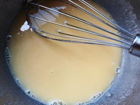 将牛奶、淡奶油、蛋液和白糖混合均匀