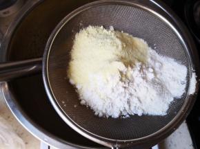 筛入低筋粉、玉米淀粉和奶粉