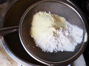 筛入低筋粉、玉米淀粉和奶粉