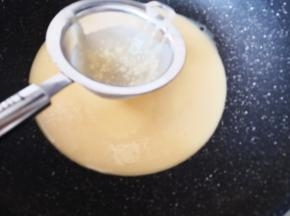 过筛至不粘锅里