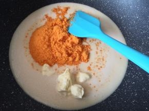 加入咸蛋黄和黄油