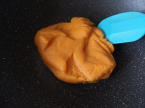 炒至抱团，不粘刮刀，关火，冷却