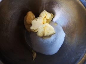 软化后的黄油加入糖粉