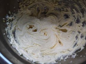 用电动打蛋器搅打至发白