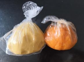 将饼皮和馅料分别装保鲜袋冷藏1小时以上