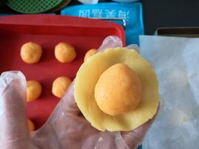 将内陷包入饼皮