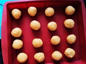 将馅料平均分成16份