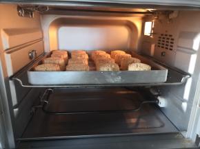 表面喷水，放入预热好的烤箱中层上火200度下火170度烘烤20分钟