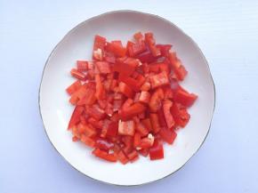 大红椒切小块加盐拌匀。