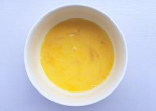 鸡蛋打散加少许盐。