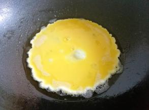 鸡蛋煎熟切小块。