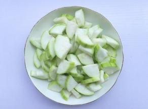 丝瓜切小块。