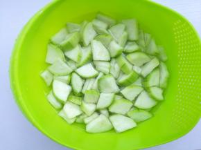 洗净加少许盐腌制5分钟后倒出水分。