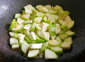 热锅热油加丝瓜翻炒。