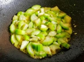 炒至变色。