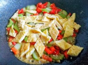 加鸡蛋炒匀。