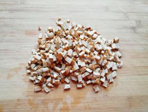 冻豆干自然解冻，冲洗干净切成小丁。