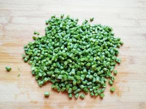 豇豆洗干净切碎。