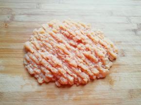 鸡脯肉先切成小块，再剁成肉末。