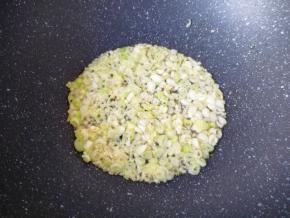 炒锅内倒适量的食用油烧热，下入葱姜碎炒出香味。