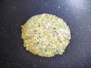 炒锅内倒适量的食用油烧热，下入葱姜碎炒出香味。