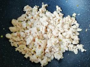 下入鸡肉末炒至变色。