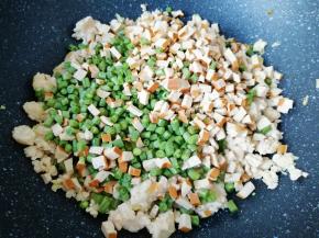 下入冻豆干和豇豆翻炒均匀。