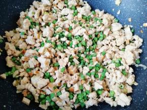 加入鲜贝露翻炒均匀。