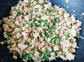 加入鲜贝露翻炒均匀。