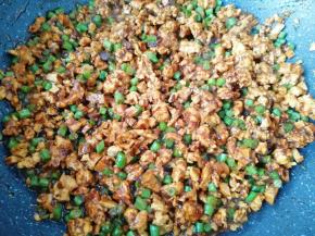 加入葱伴侣大酱翻炒一分钟左右。