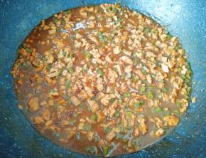 加入适量开水搅拌均匀，放盐和鸡精调味，烧至汤汁浓稠关火。