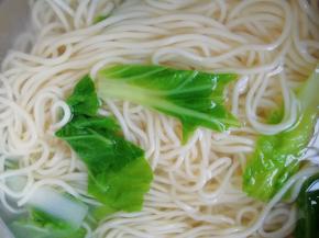 面条煮熟过凉水，捞出控一下水备用。