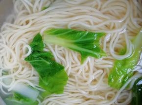 面条煮熟过凉水，捞出控一下水备用。