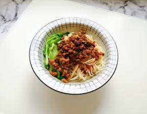 根据自己的口味放辣椒和醋(不喜可以不放)。