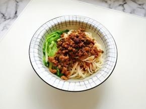 根据自己的口味放辣椒和醋(不喜可以不放)。