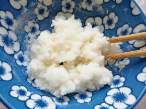 准备好75g冰皮月饼预拌粉，加入75g90度左右的开水，用筷子搅拌均匀。