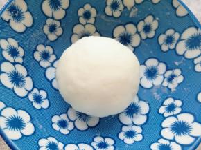 稍微晾一下揉成面团。