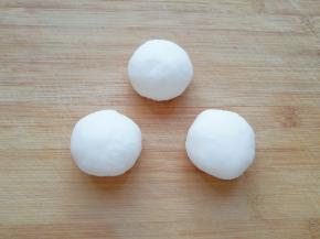 揉好的面团分成50g一份。