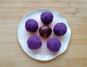 紫薯馅分成25g一份搓圆备用，专门做了一个红豆沙馅。