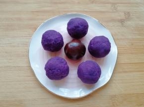 紫薯馅分成25g一份搓圆备用，专门做了一个红豆沙馅。