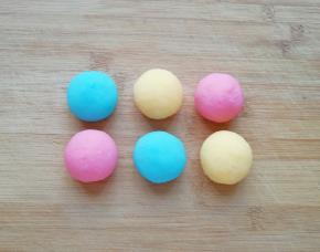 揉好的彩色面团分成25g一份。